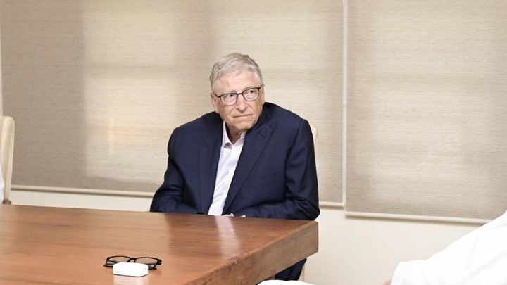 Bill Gates w 2024 roku. Źródło: Naveen Patnaik, X / Władze Orisy, Indie - Bill Gates nadal zakulisowo zarządza Microsoftem, Satya Nadella konsultuje z nim kluczowe decyzje w sprawie AI - wiadomość - 2024-04-30