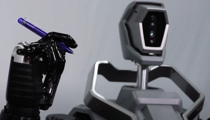 Robots Clean, Pour Wine And Act as Pets on CES 2021 - picture #10