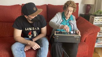 Grandson Builds an Unusual Communication Device for 96-year-old Grandmother