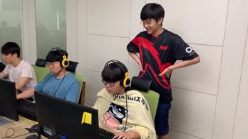 League of Legends in Schools; Here's the Textbook