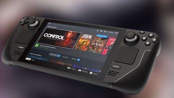Steam Deck in the Hands of a Gamer - Looks and Works Great